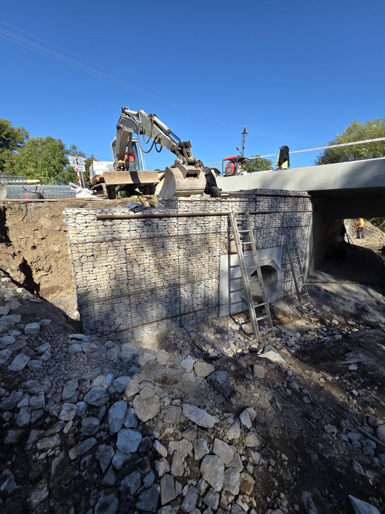 Gabionová mostní křídla v obci Osek, okres Beroun – realizace AD-construct s.r.o.
